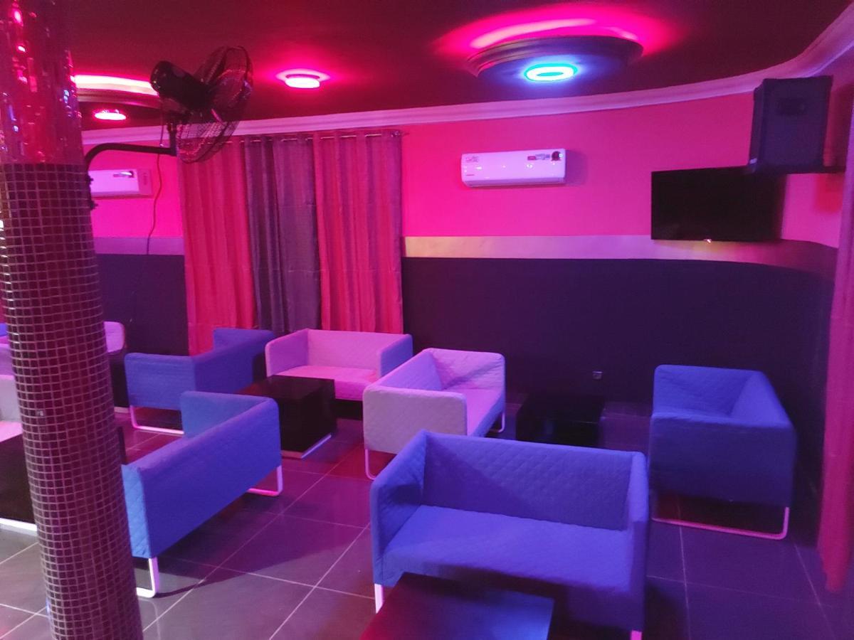 Royal Blue Guest House & Bar 로메 외부 사진