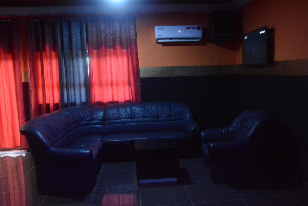 Royal Blue Guest House & Bar 로메 외부 사진