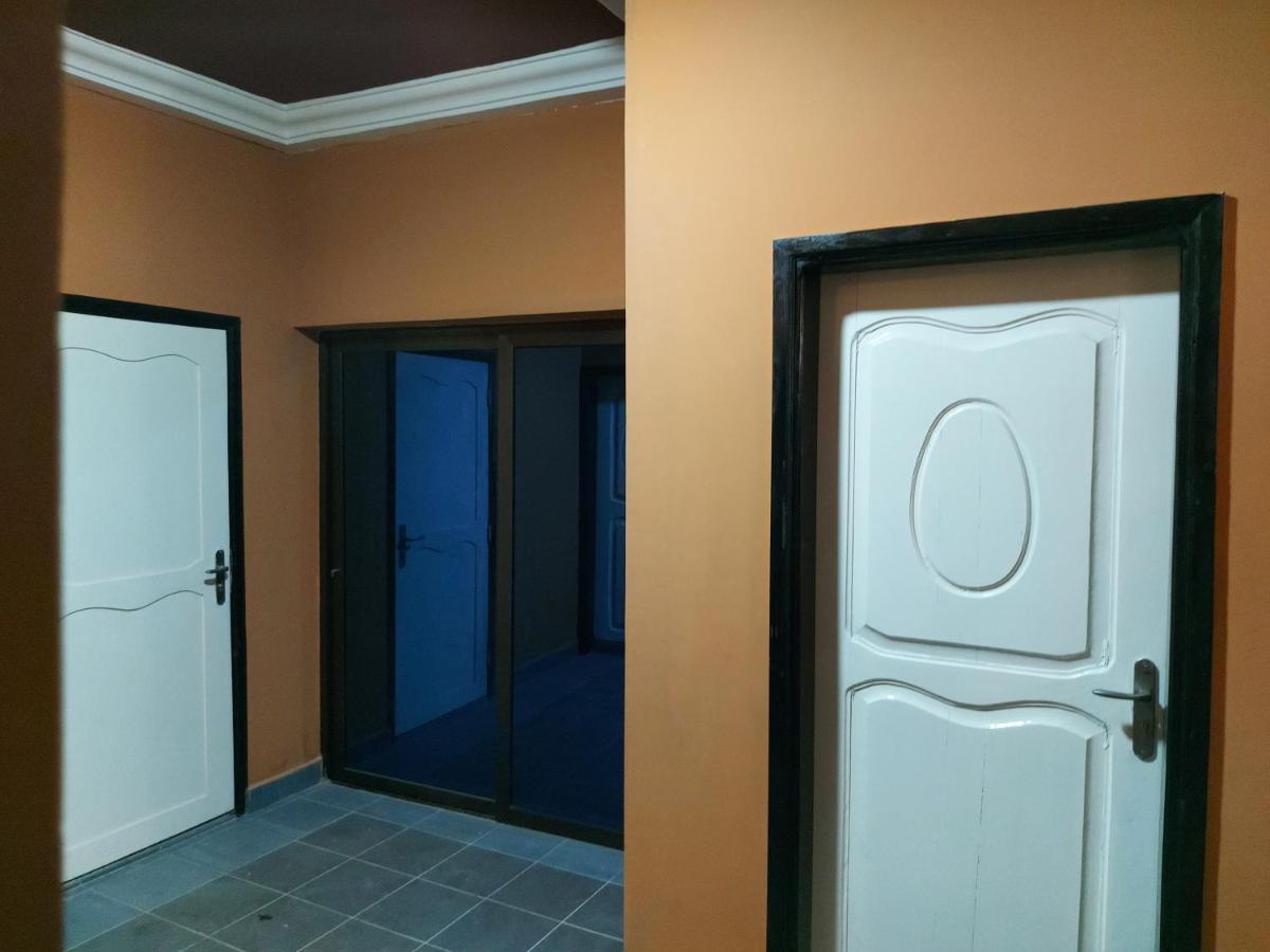 Royal Blue Guest House & Bar 로메 외부 사진