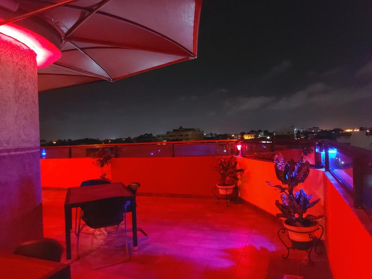 Royal Blue Guest House & Bar 로메 외부 사진