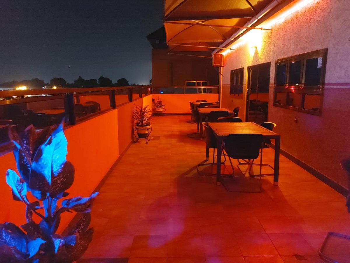 Royal Blue Guest House & Bar 로메 외부 사진
