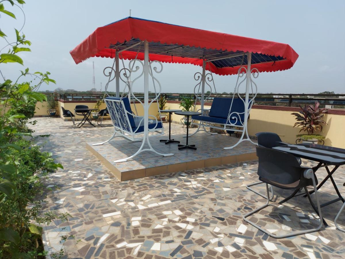 Royal Blue Guest House & Bar 로메 외부 사진