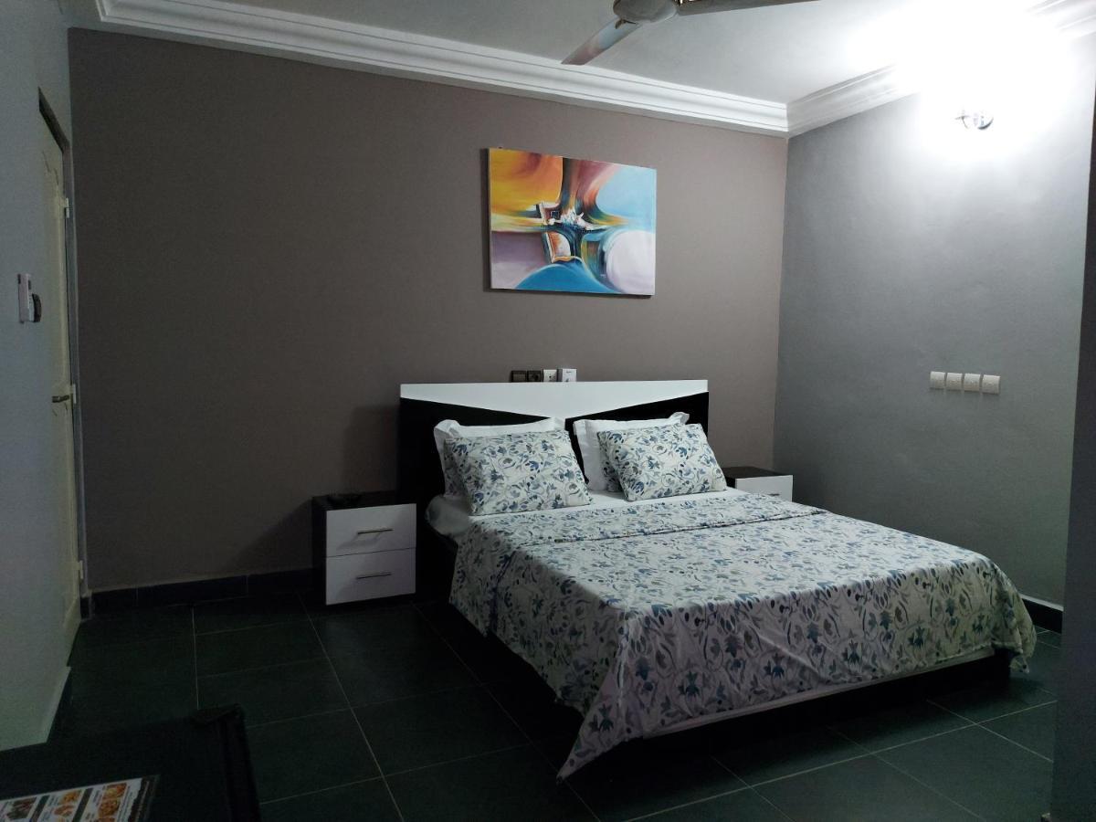 Royal Blue Guest House & Bar 로메 외부 사진