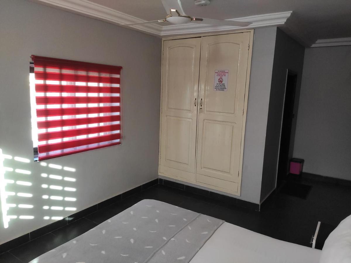 Royal Blue Guest House & Bar 로메 외부 사진