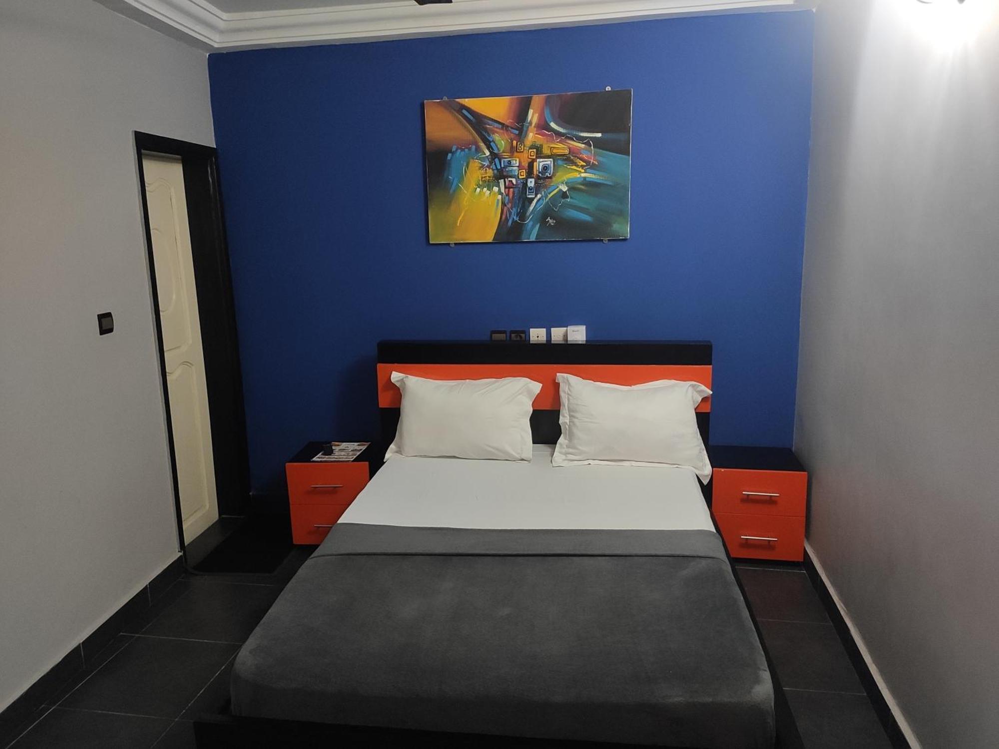 Royal Blue Guest House & Bar 로메 외부 사진